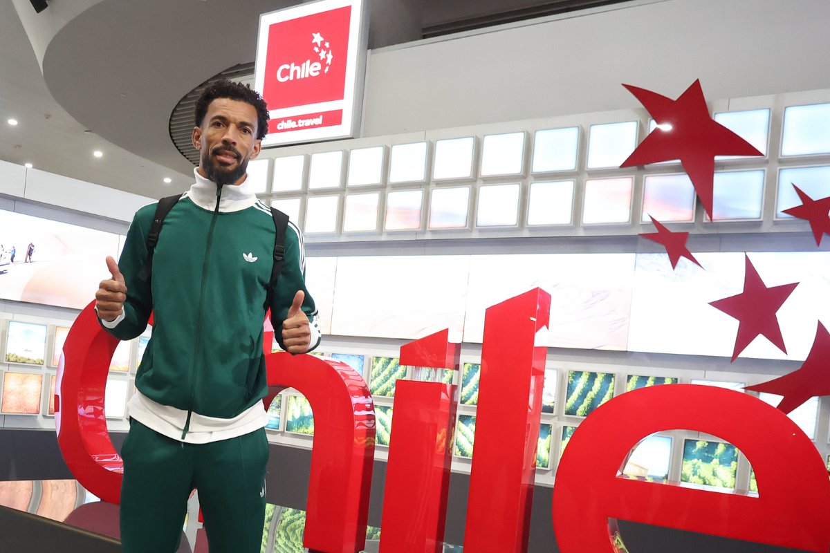 Após dias de indefinição, Vozinha chega ao Chile para assinar com o Colo-Colo