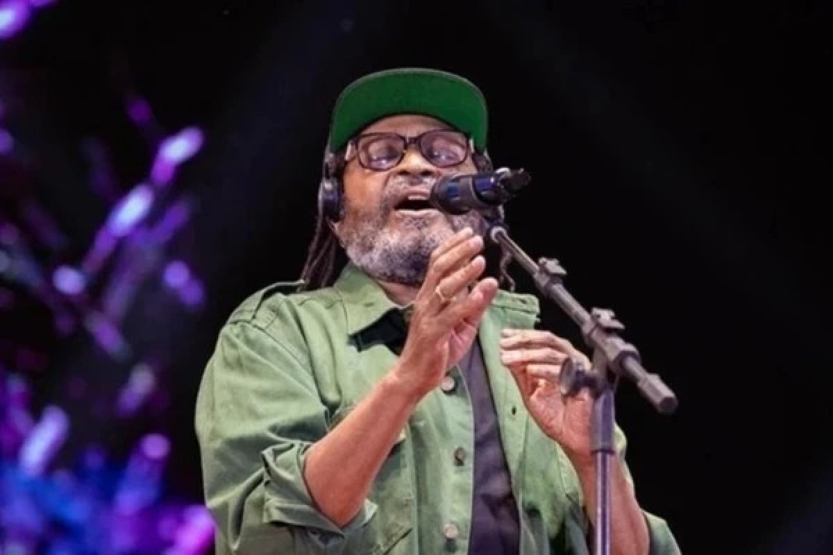 Edson Gomes dá entrada em hospital após show na Concha Acústica