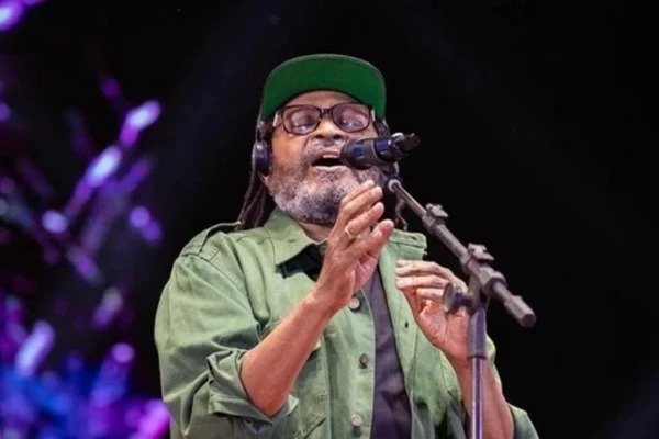 [Edson Gomes é internado em UTI após show na Concha Acústica]
