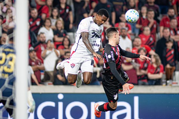 [Vitória desperdiça chances, tem jogador expulso e larga em desvantagem nas oitavas da Copa do Brasil ]