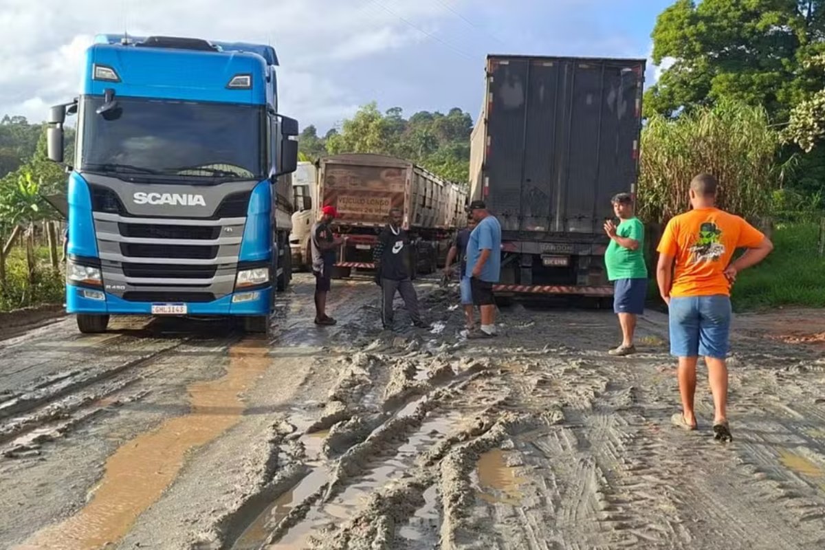 Trecho da BR-101 é interditado durante protesto por manutenção da rodovia na Bahia