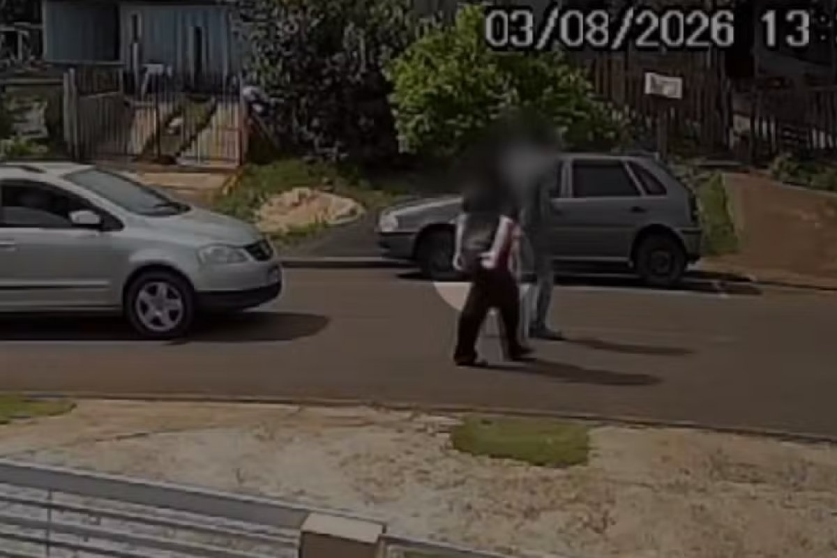 Vídeo: mulher faz sinal de socorro após ter sido agredida pelo ex-companheiro 