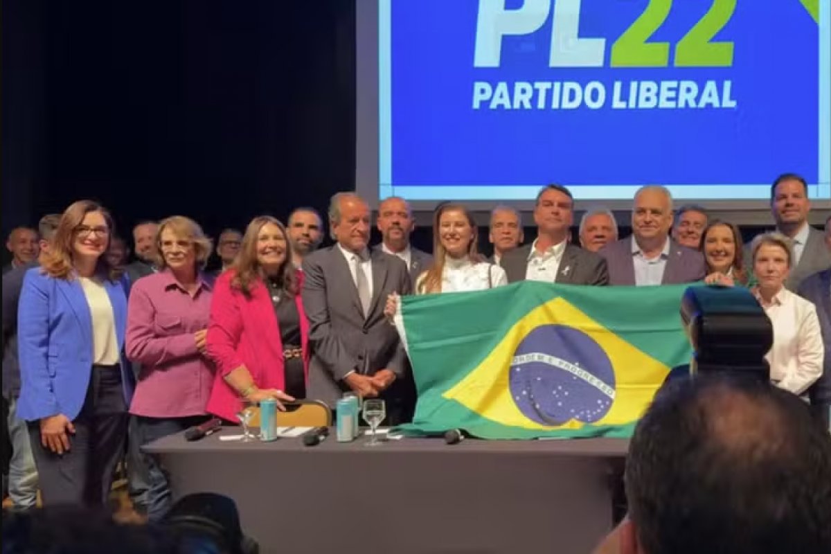 Flávio Bolsonaro anuncia deputado Alfredo Gaspar como vice na chapa à Presidência 