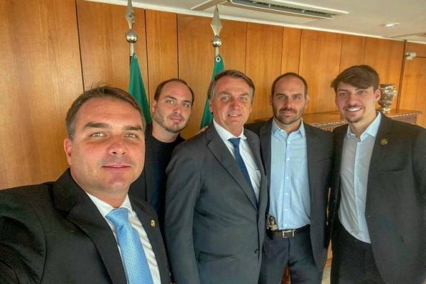 [Bolsonaro pede ao STF para receber os filhos no Dia dos Pais]