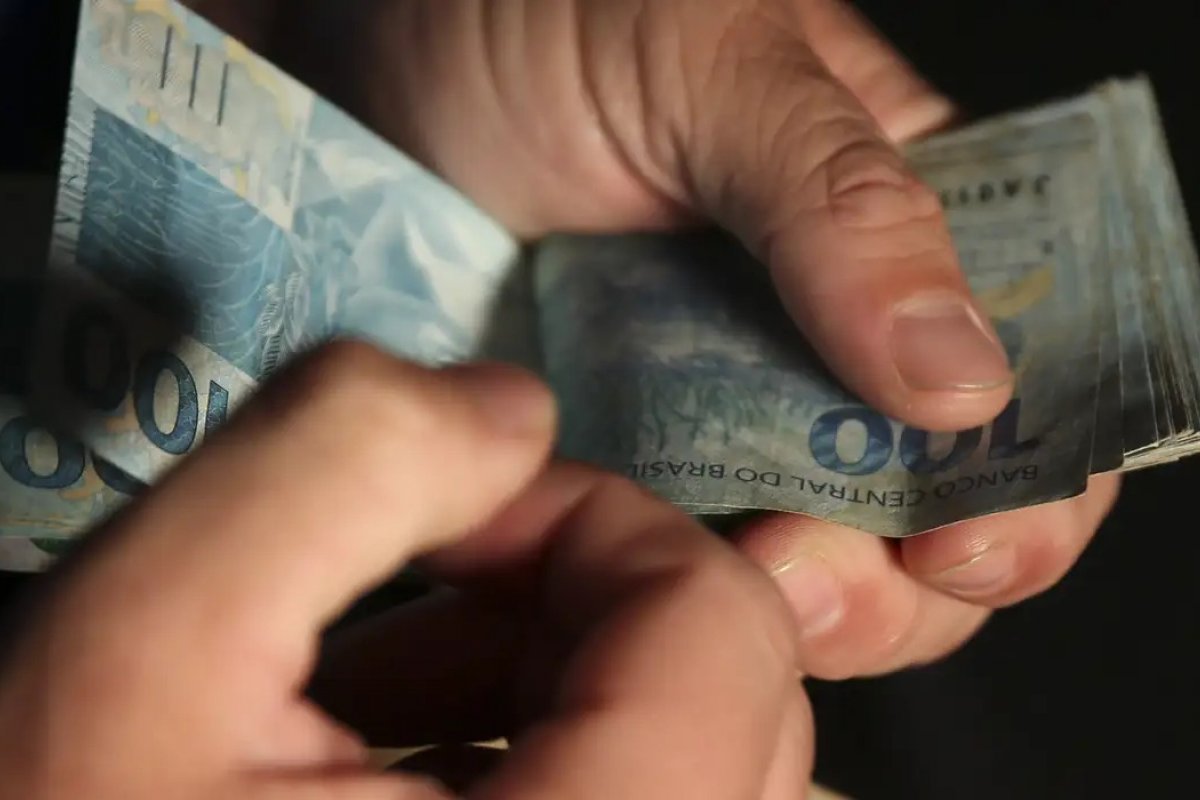 Governo projeta reajuste para salário mínimo em 2027; veja valor