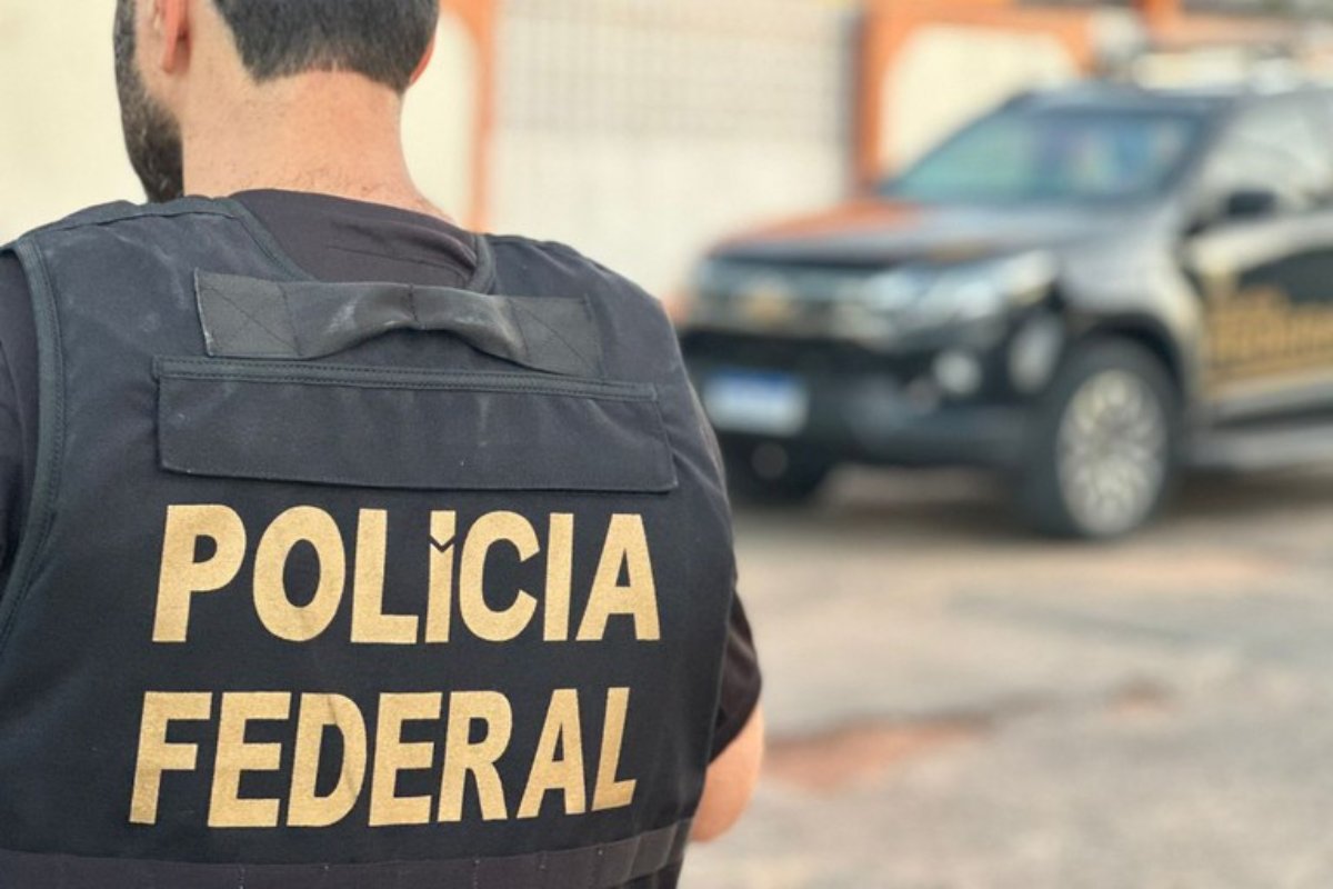 Dois agentes públicos são suspensos durante operação da PF contra fraude em permissões de táxi e isenções fiscais na Bahia