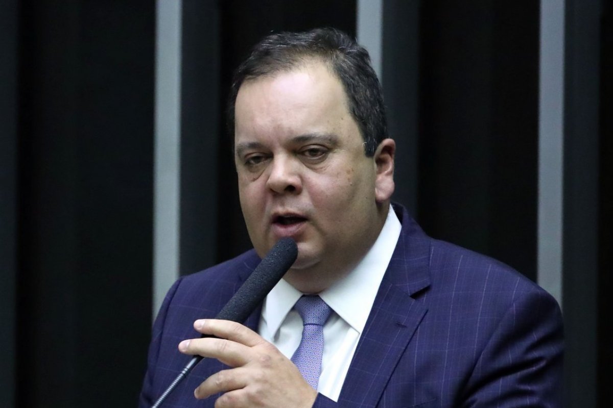 Deputado Elmar Nascimento se declara preto em registro de candidatura no TSE