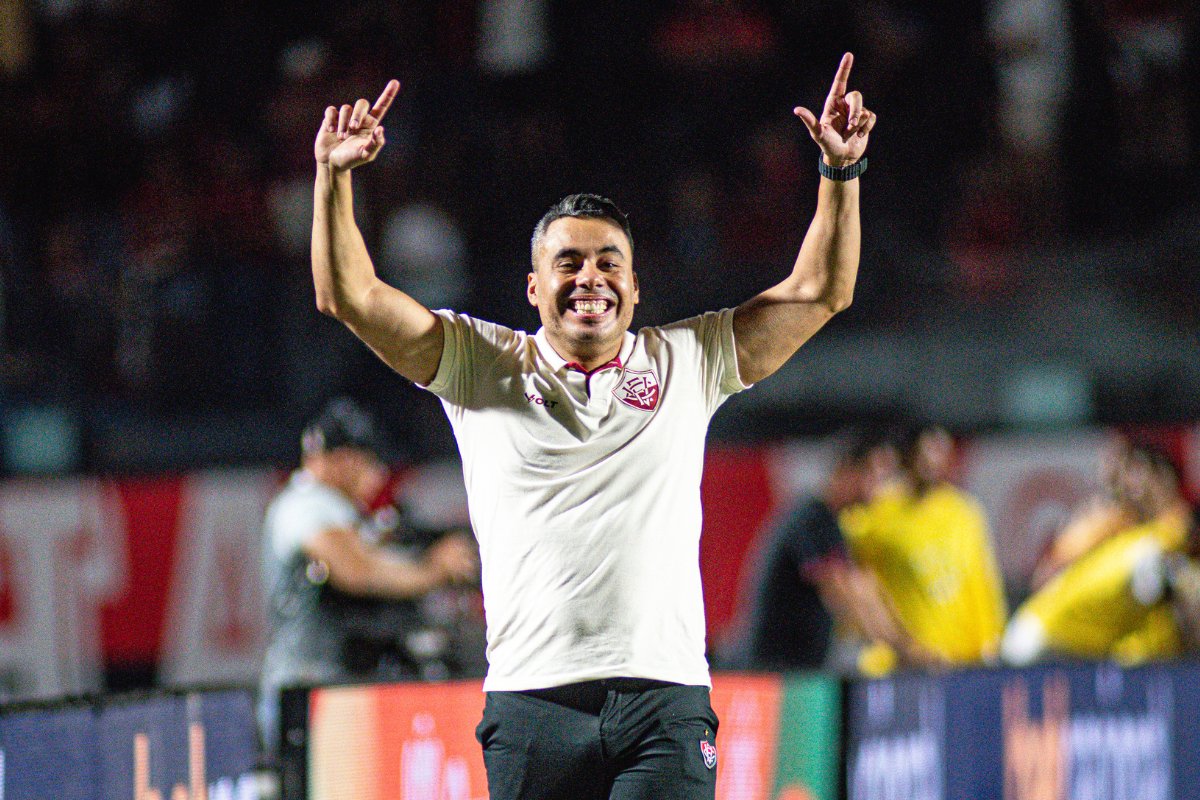 Jair Ventura exalta atuação do Vitória após classificação: "Foi uma partida impecável"