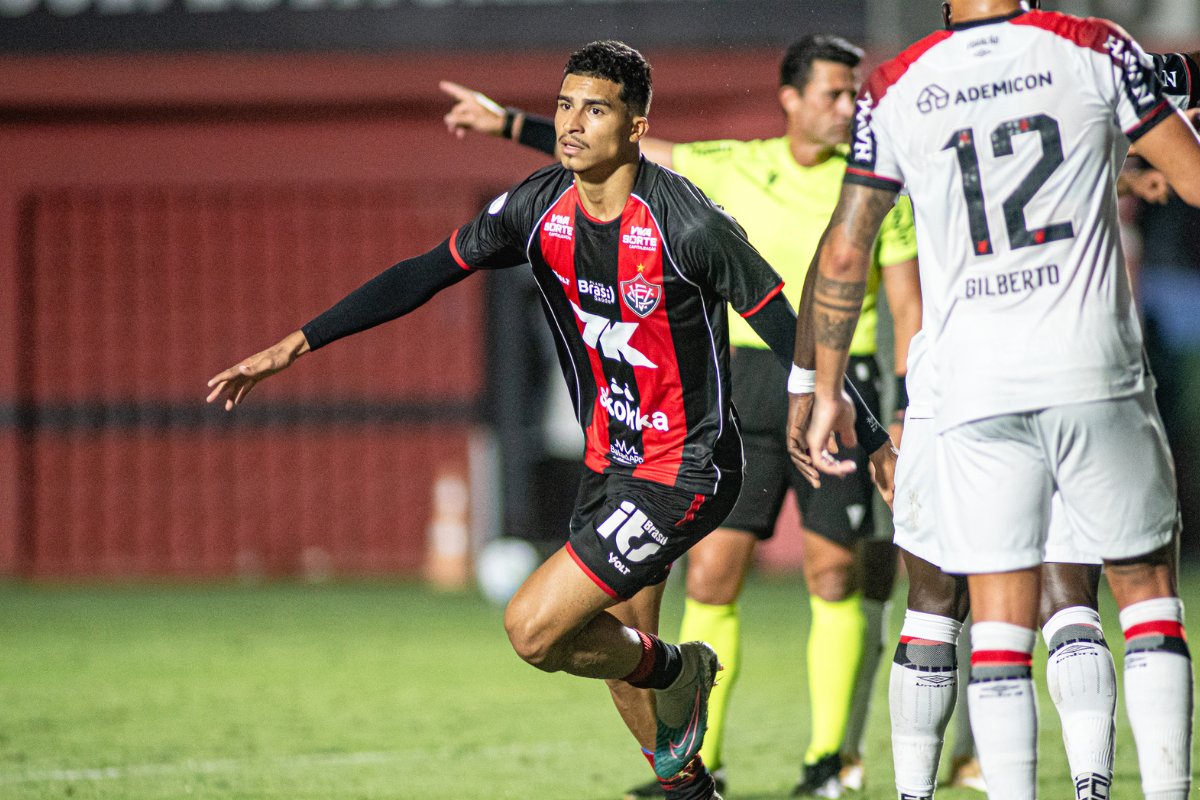 Renê assume artilharia da Copa do Brasil e lidera classificação histórica do Vitória