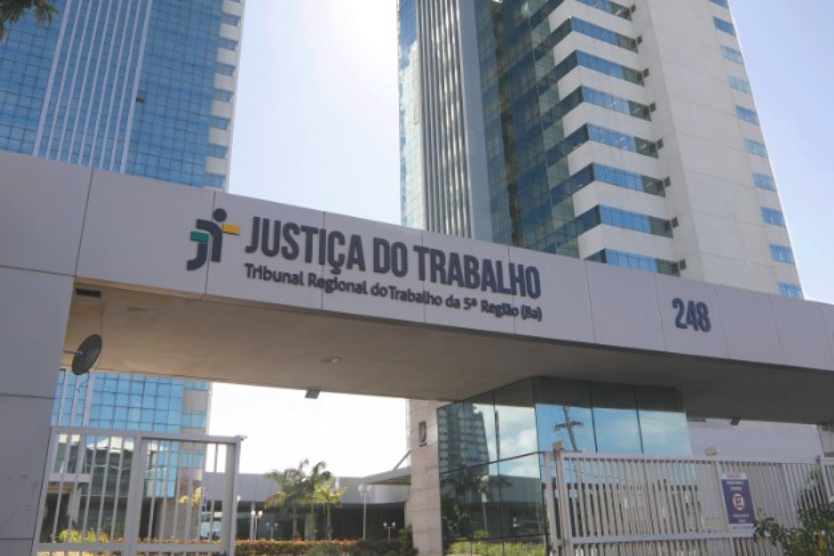 TRT mantém justa causa de auxiliar de cozinha que se embriagou e abraçou convidados em evento