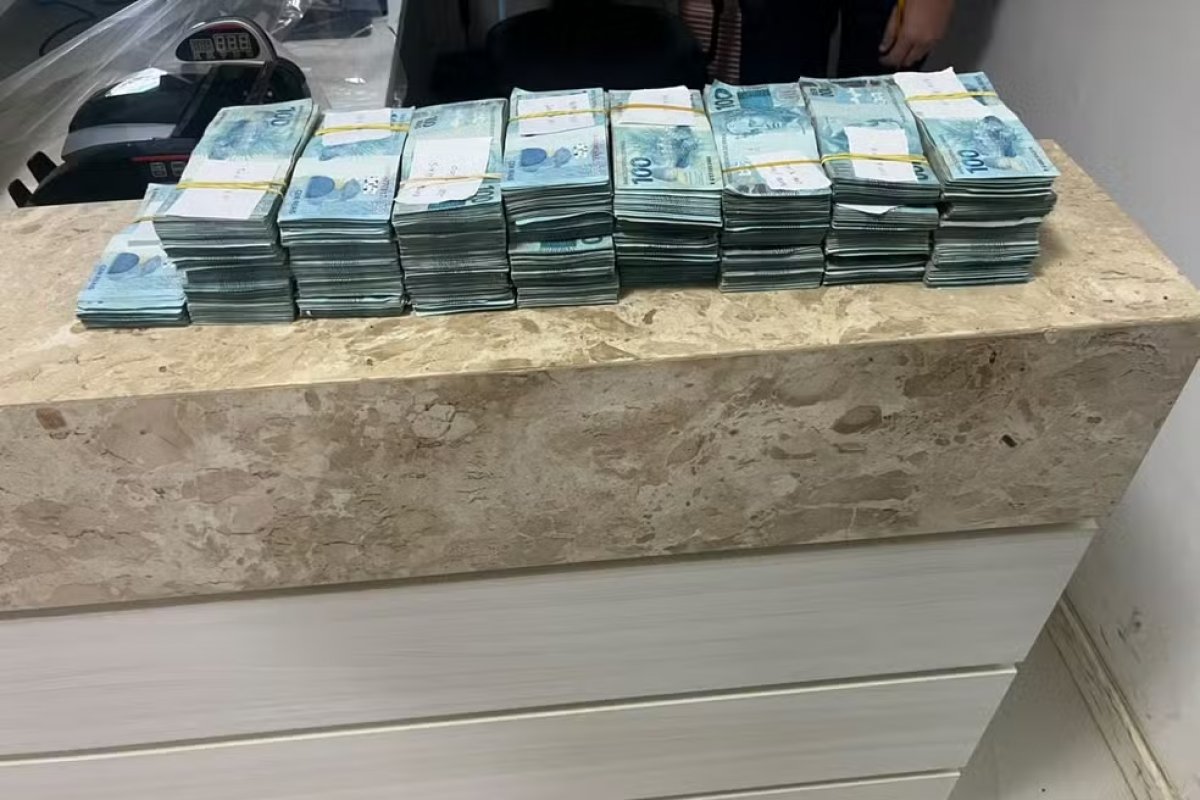 Quatro pessoas são detidas ao transportar R$ 1,3 milhão em dinheiro na BA-026