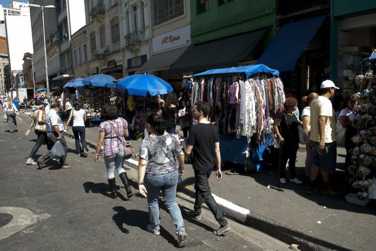 Governo avalia criação de "voucher" para trabalhadores informais afetados pelo coronavírus