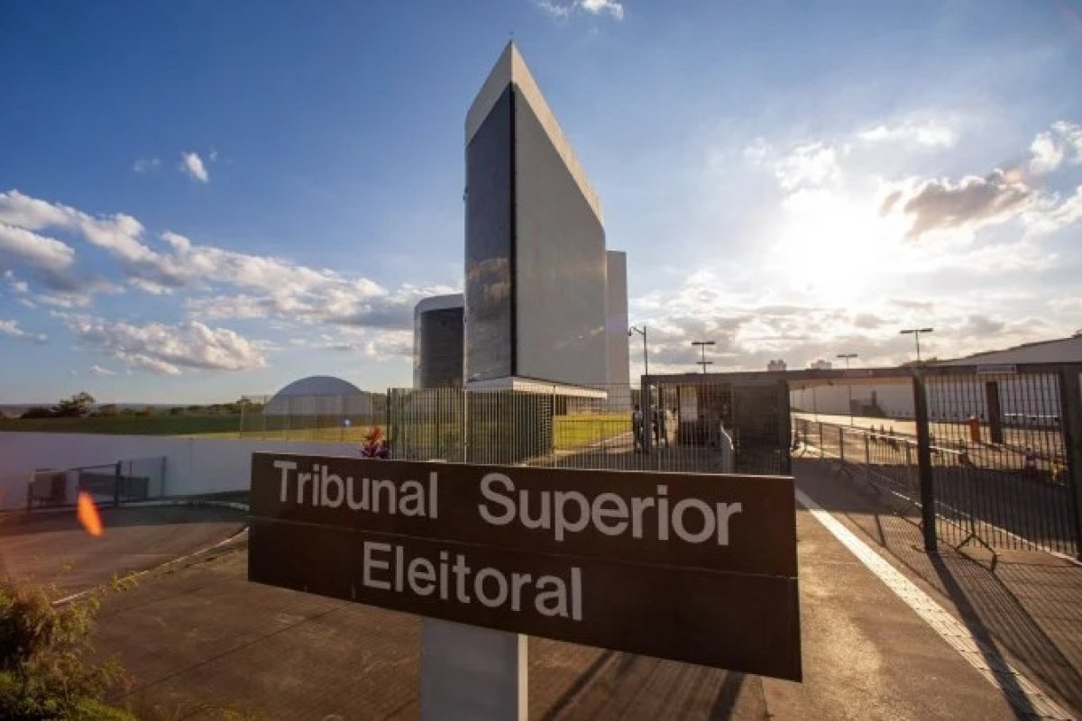 TSE cria grupo de trabalho para monitorar fake news e IA nas eleições deste ano