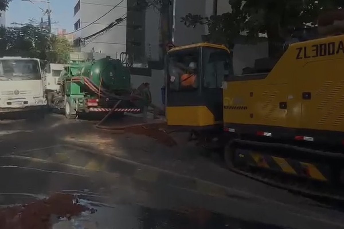 VÍDEO: Moradores denunciam obra que interdita rua e dificulta passagem de veículos em Salvador