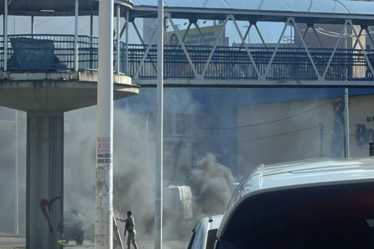 VÍDEO: Protesto com queima de pneus por morte em Pernambués trava trânsito na Avenida Tancredo Neves