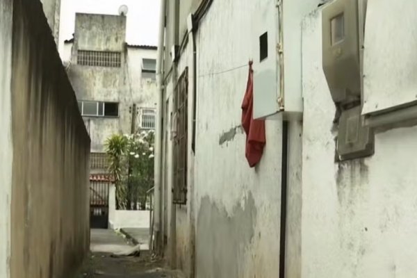 [ Homem é preso suspeito de matar esposa a tiros em apartamento no Doron]
