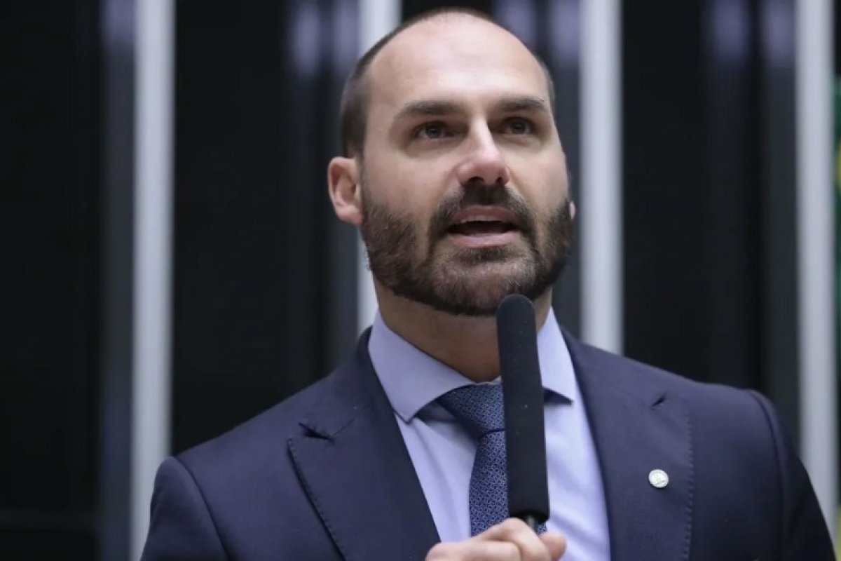 Eduardo Bolsonaro ainda consta como escrivão da PF três semanas após expulsão