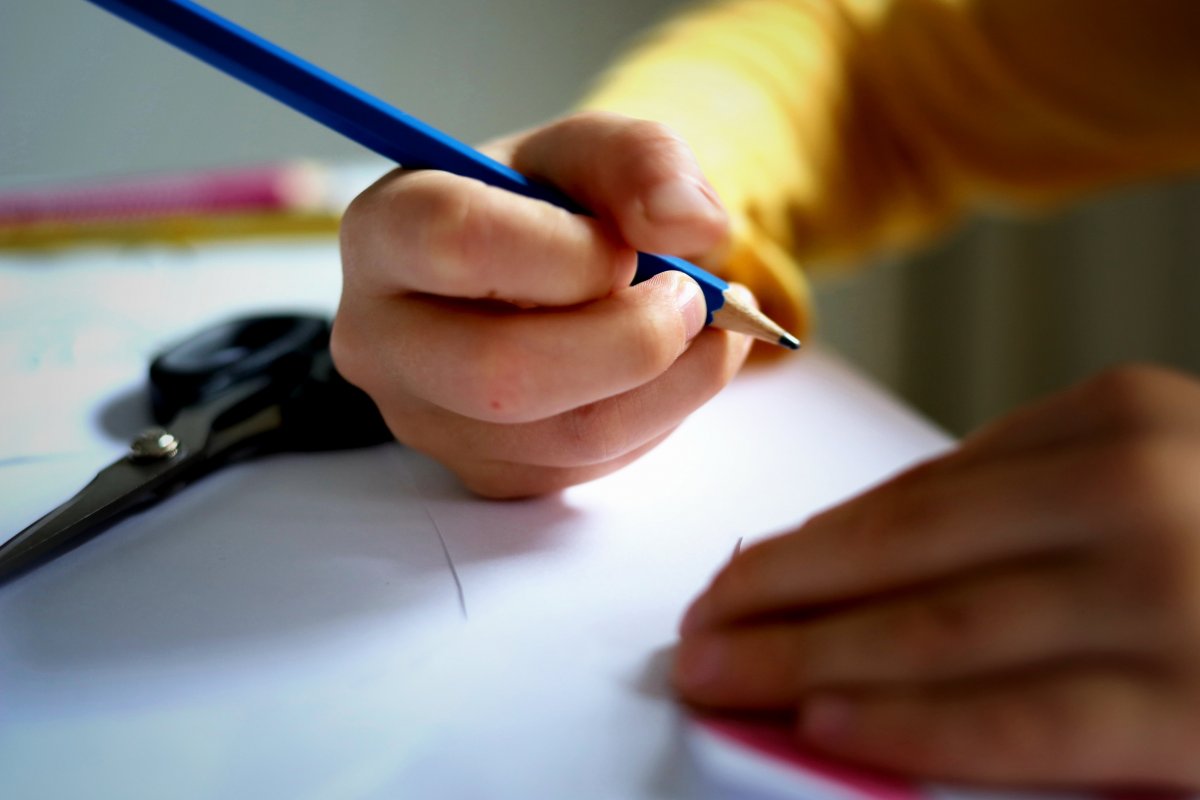 IA prejudica aprendizado na escola e piora desempenho nas provas, diz estudo