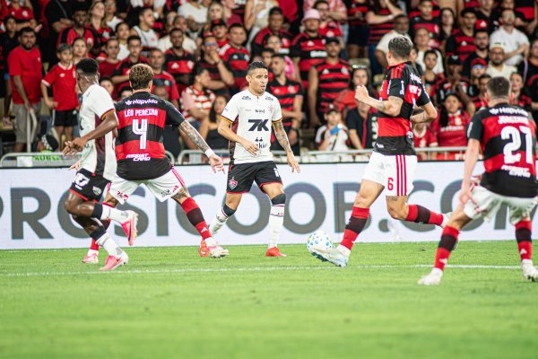 [Vitória é dominado pelo Flamengo e perde no Maracanã pelo Brasileirão]