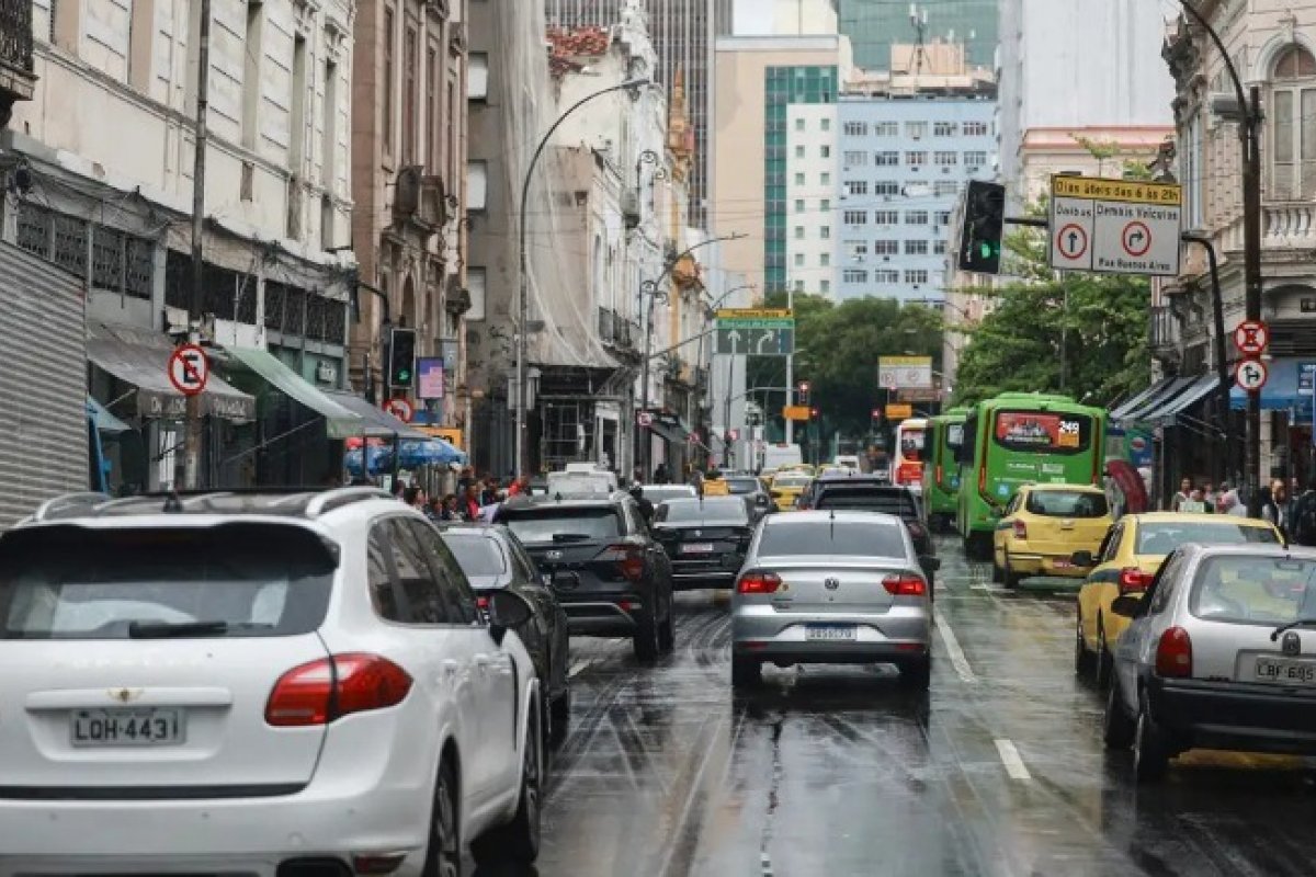 Adesivo eleitoral no carro pode afetar cobertura do seguro durante as eleições; entenda