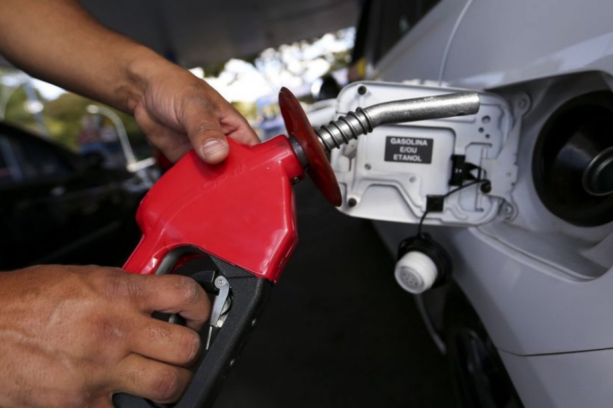 Preço da gasolina cai 12% e diesel 7,5% nas refinarias