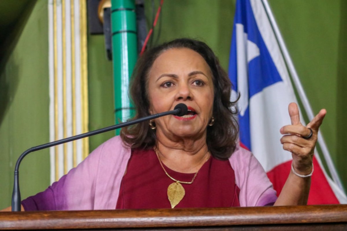 Aladilce Souza questiona compra de cação para merenda em Salvador