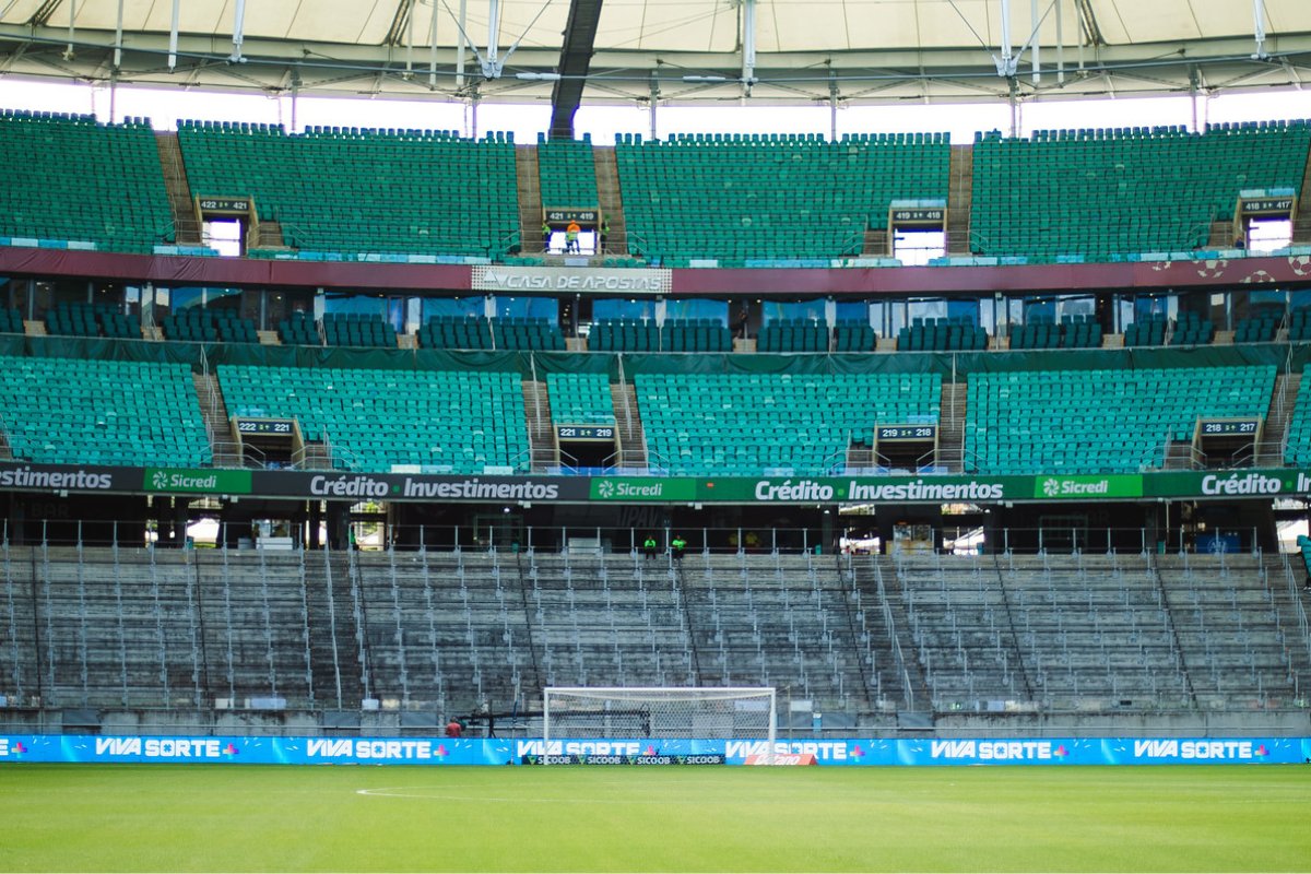 Após críticas de Ceni, Arena Fonte Nova explica condições do gramado