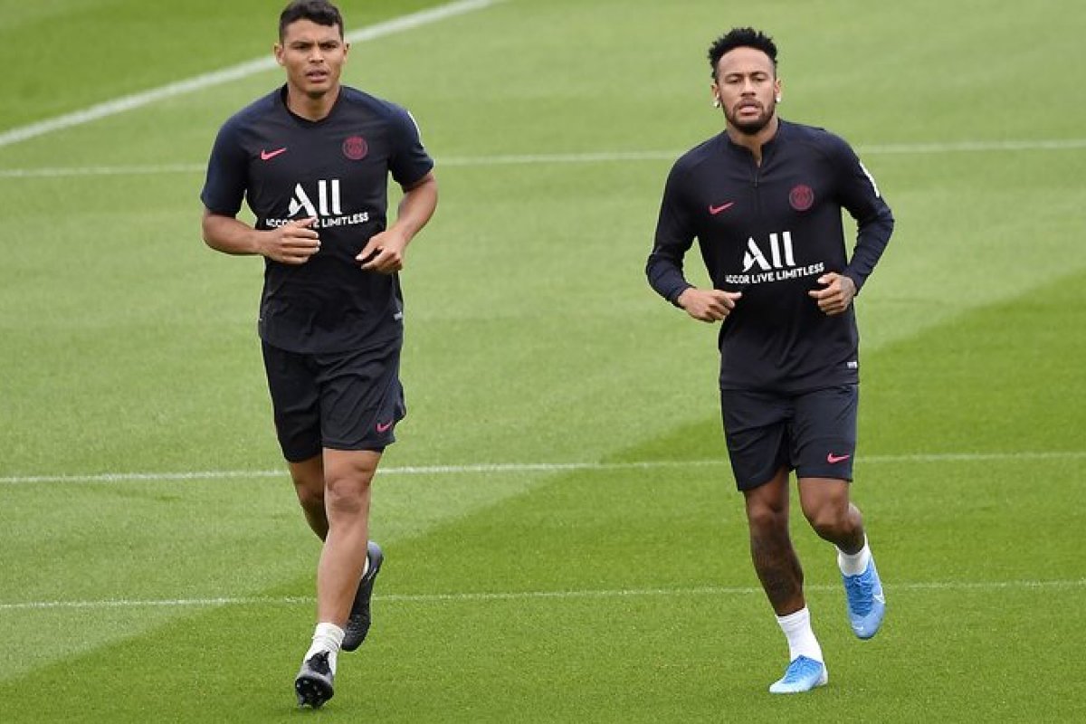 Neymar e Thiago Silva voltam ao Brasil após a suspensão de treinos pelo PSG