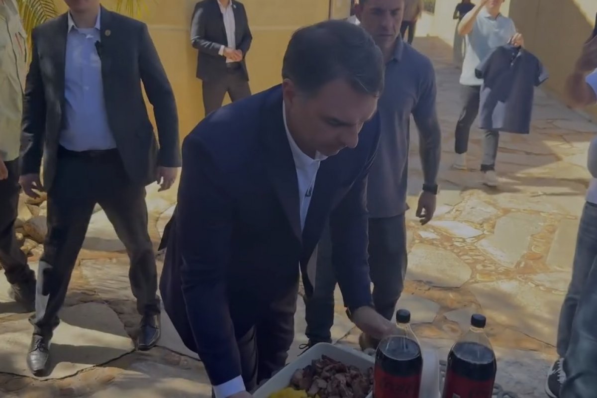 Vídeo: Flávio Bolsonaro oferece picanha e refrigerante a jornalistas após operação contra fonte no Maranhão