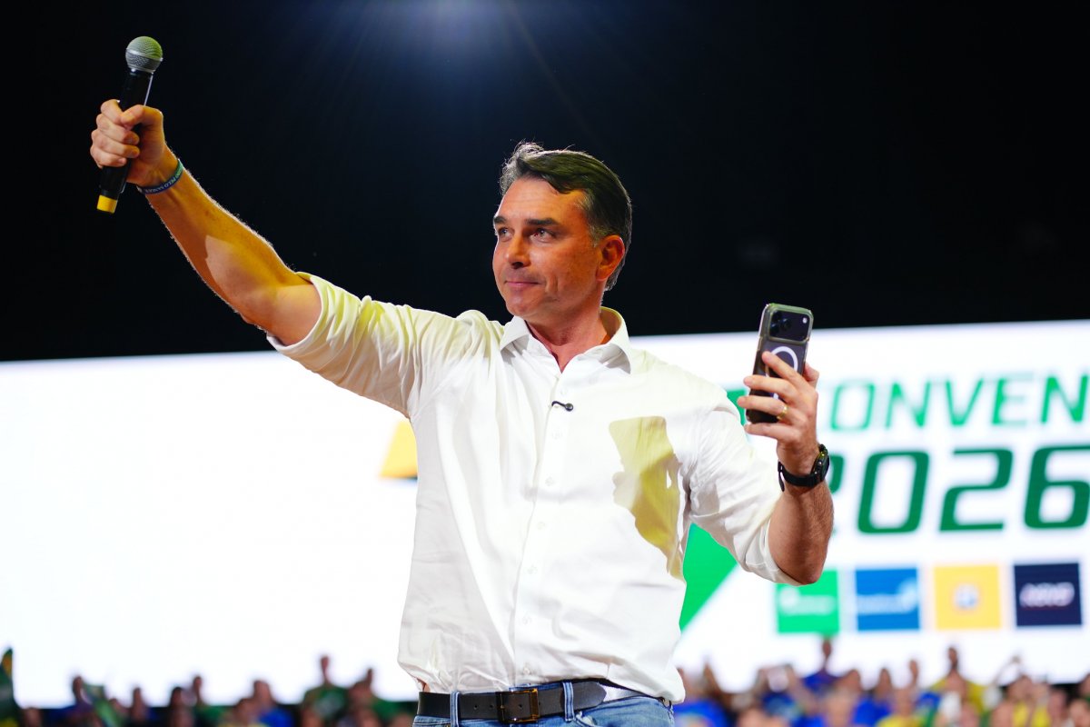 Vídeo: Flávio Bolsonaro diz que “não deve explicação nenhuma” sobre Daniel Vorcaro