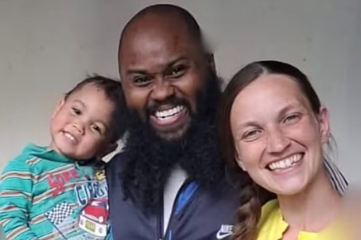 Polícia indicia pai e mãe pelo homicídio de Oliver Grayson e por tortura contra os cinco filhos