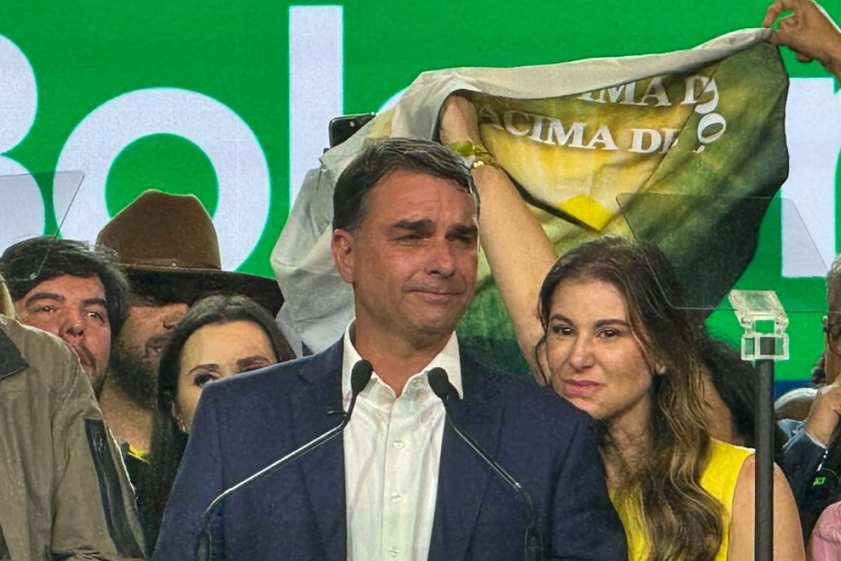 Páginas oficiais de Flávio incluem curso de pós-graduação que faculdade diz que ele não fez