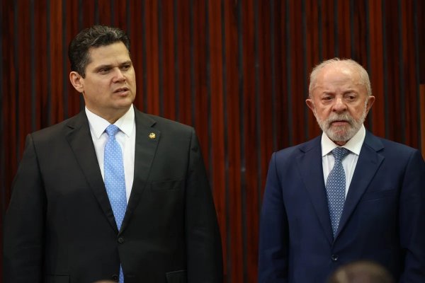 [Após período de distanciamento, Alcolumbre se reúne com Lula]
