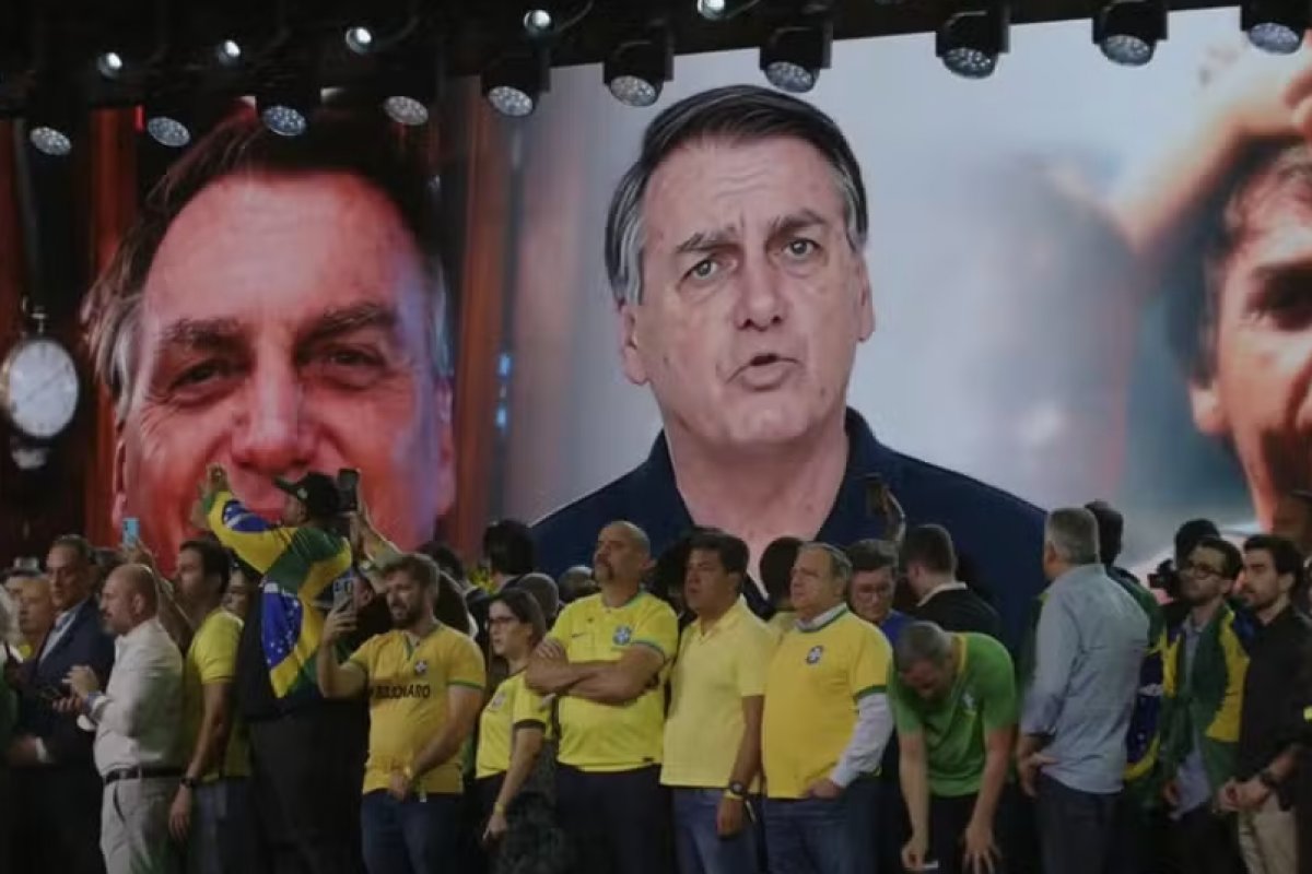 PT rebate advogados de Flávio e diz ao TSE que IA de Bolsonaro é irregular