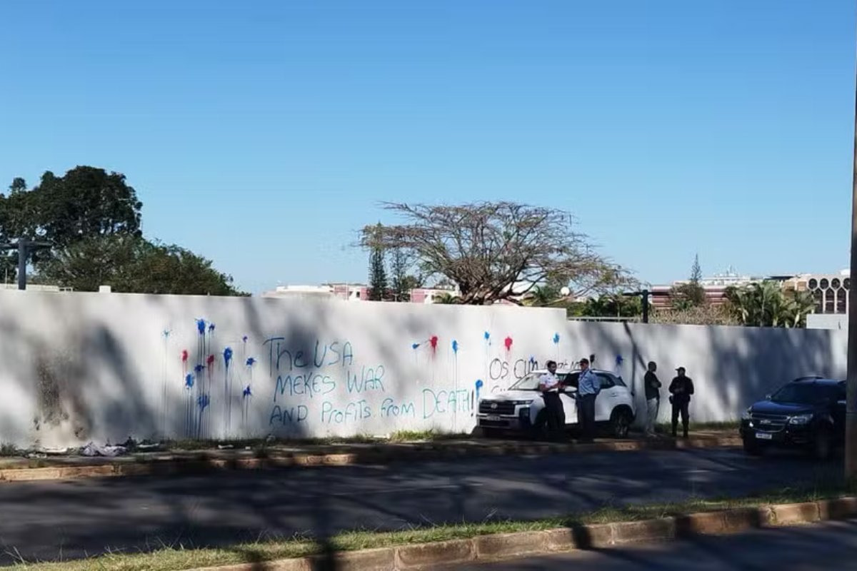 Muro da embaixada dos EUA em Brasília é pichado com críticas ao país