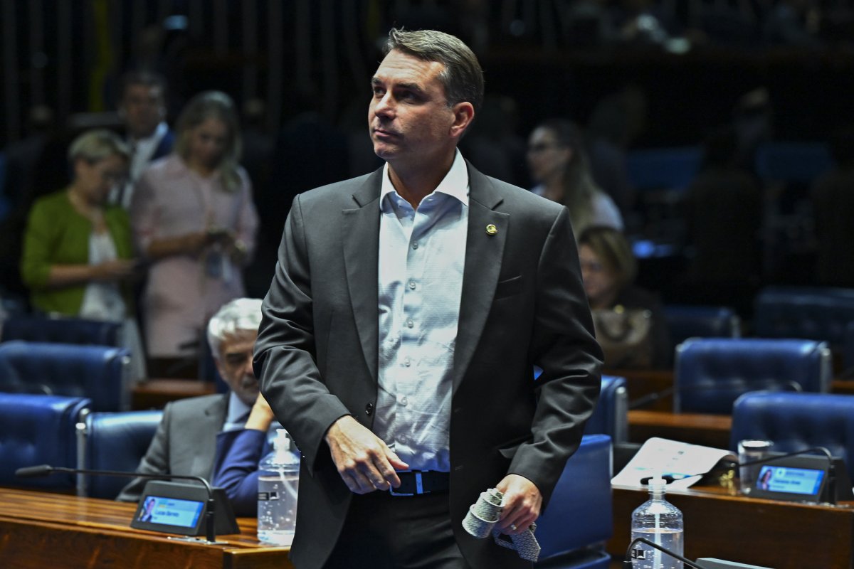 Vídeo: Flávio Bolsonaro comenta bloqueio de candidatura e fala em perseguição: "Sistema quer me parar"