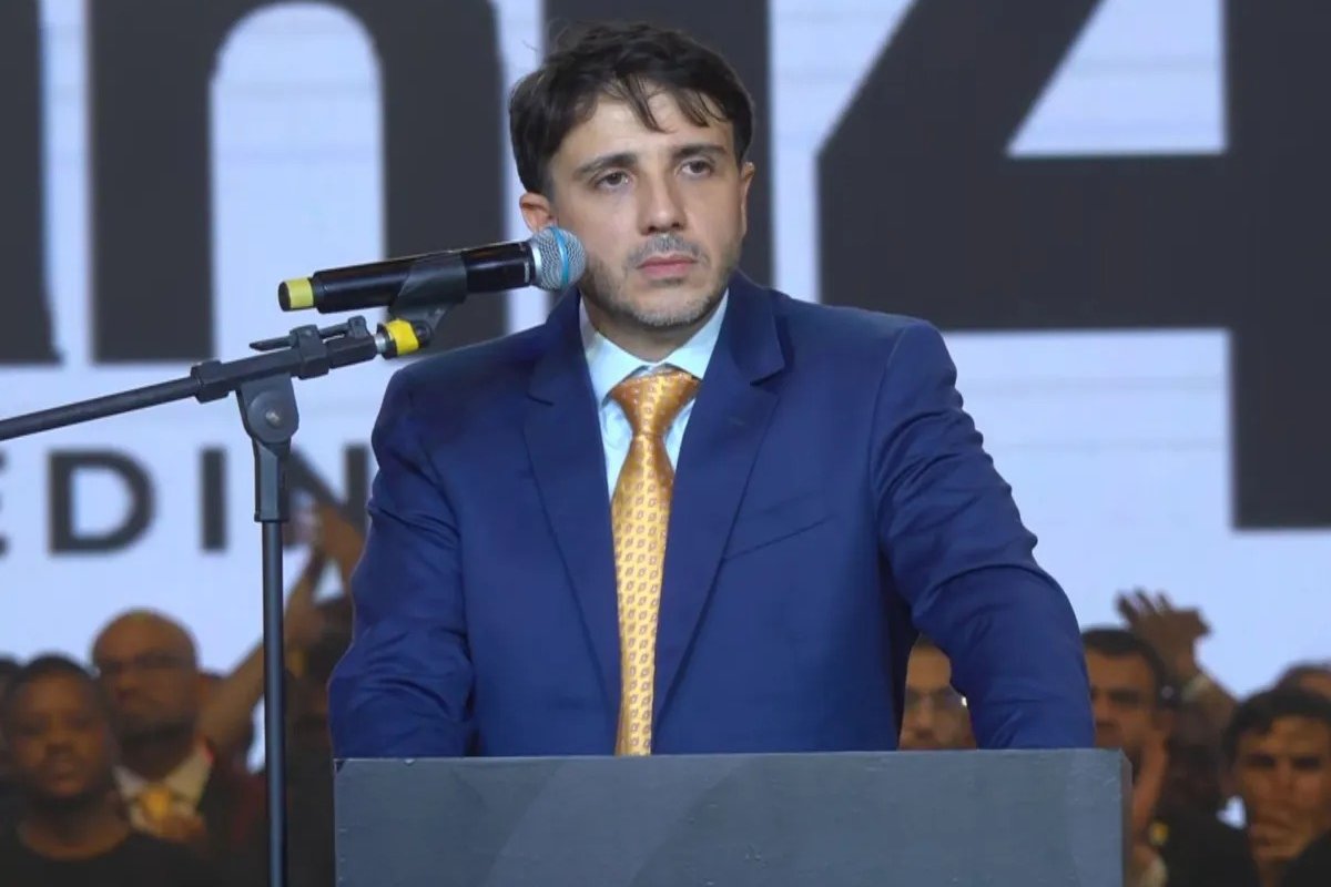Renan Santos acusa equipe de Flávio Bolsonaro de forjar filiação ao Missão: "Temos provas"