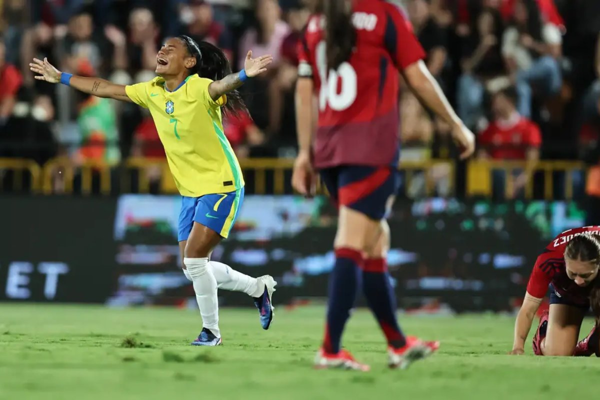 Câmara aprova lei com medidas para promover futebol feminino no país