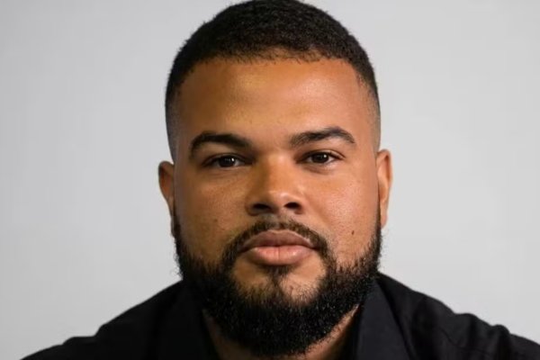 [Homem é encontrado morto dentro de carro com adesivos de empresa de proteção veicular em Salvador]