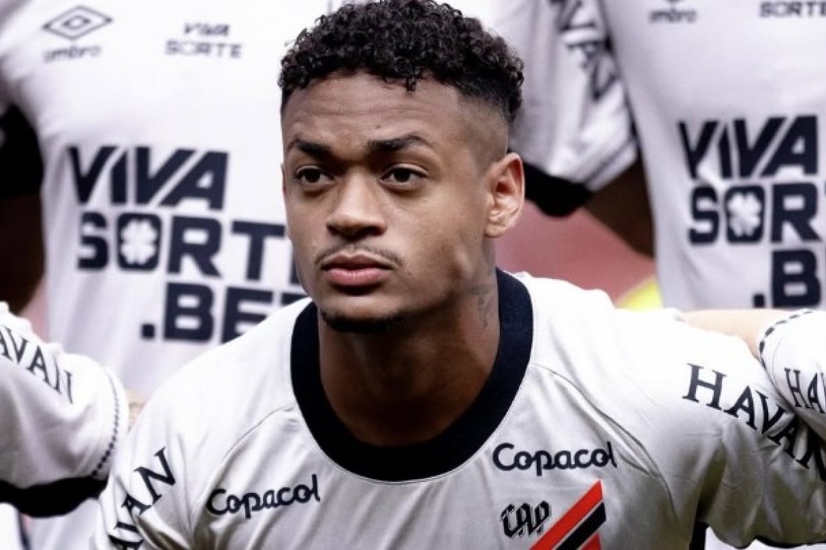 Jogador do Athletico-PR é condenado a treze anos de prisão por estupro