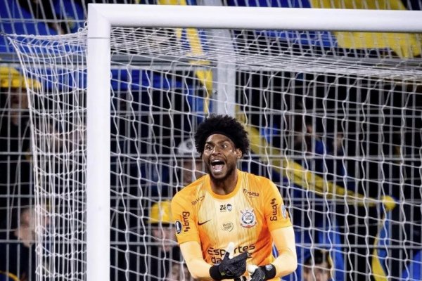[Hugo Souza é alvo de racismo durante partida da Libertadores; Corinthians se posiciona sobre o caso ]