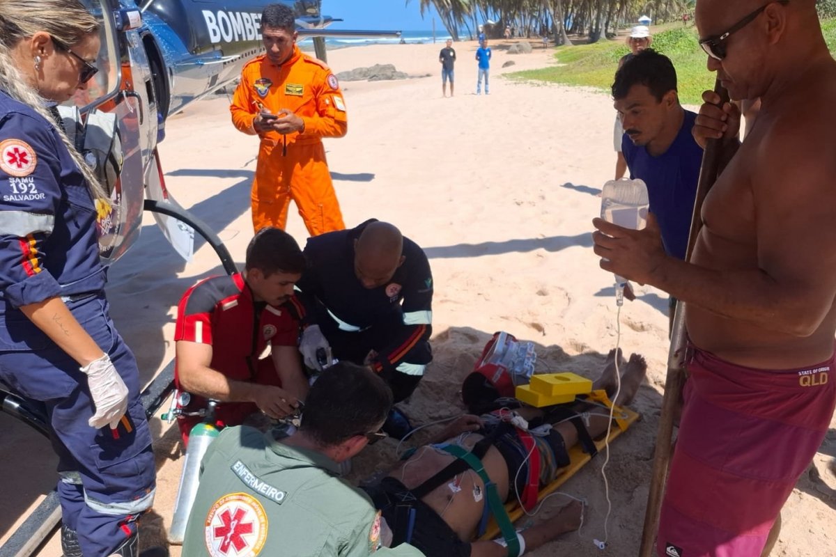Vítima de afogamento é resgatada na praia de Itapuã