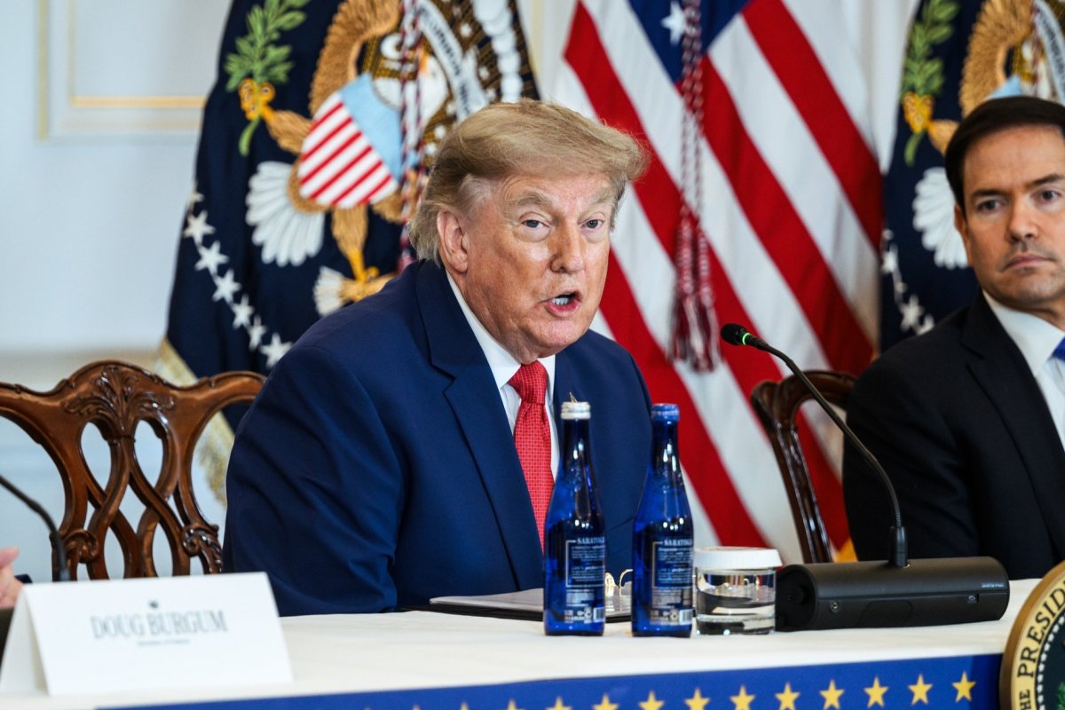 Trump diz que nunca vai pedir desculpas por aumento no preço da gasolina após guerra no Irã