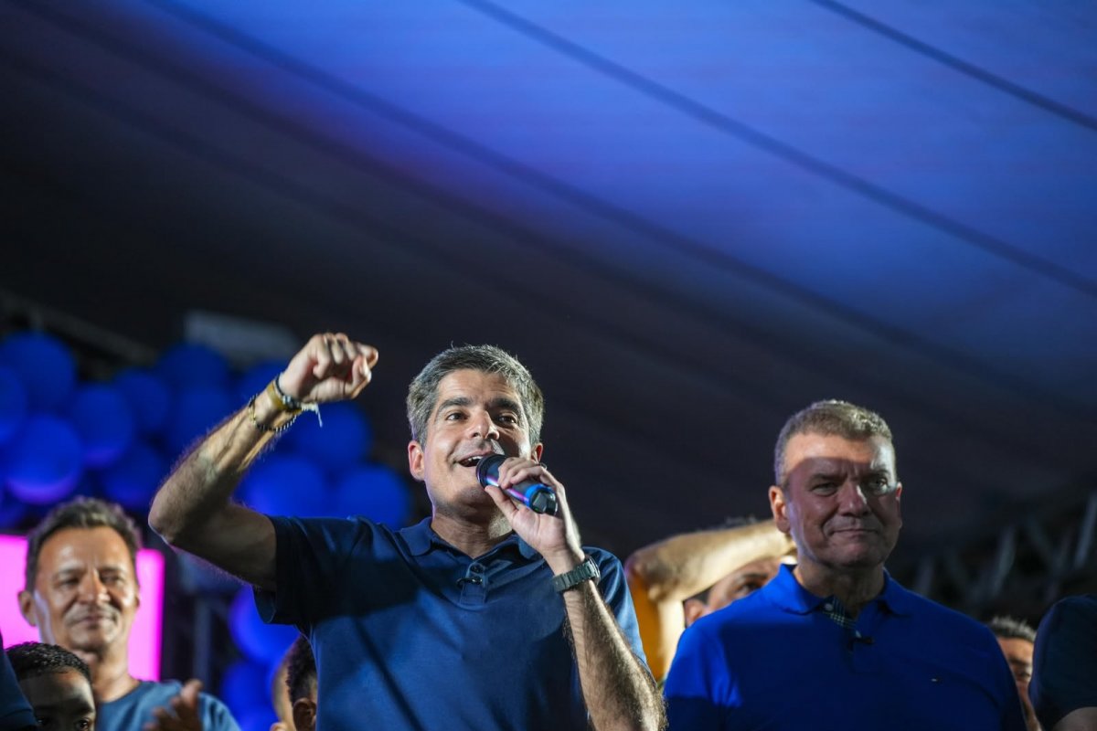 ACM Neto inicia campanha com carreata e comício no oeste da Bahia
