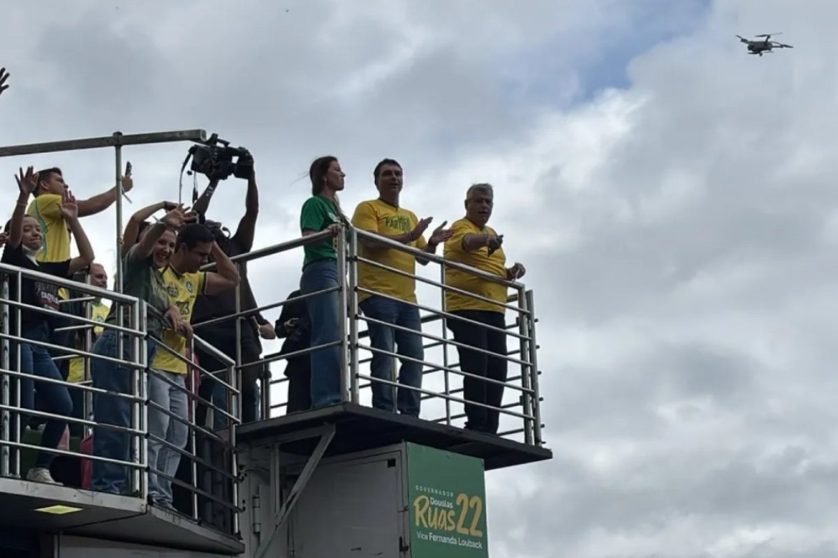Flávio começa campanha em Copacabana, reproduz áudio de Bolsonaro e diz país olha para Brasília 'com nojo'