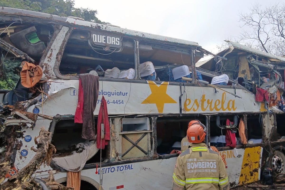 Acidente com ônibus de turismo deixa 9 mortos em Petrópolis
