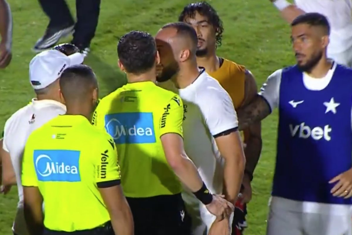 Arthur Cabral é o primeiro jogador expulso pela 'Lei Vini Jr.' no Brasileirão