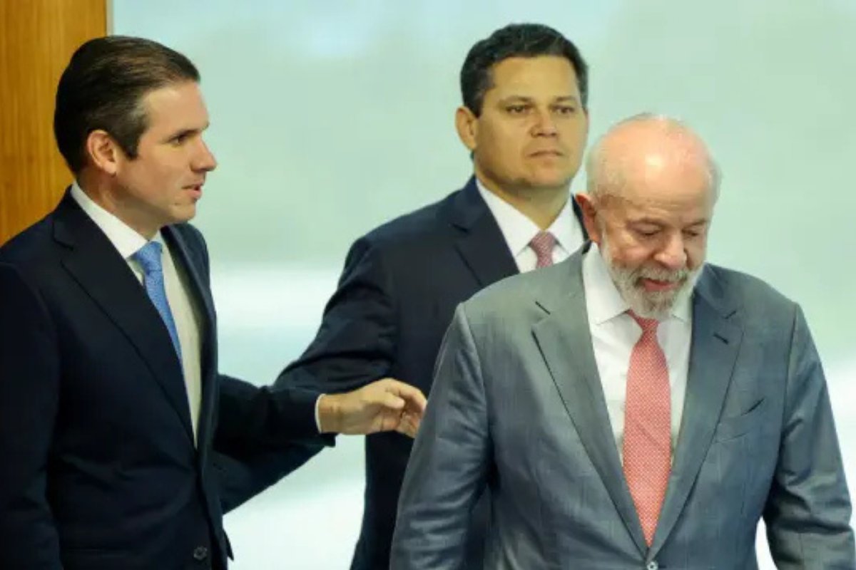 Motta, Alcolumbre e outros integrantes do Centrão se reaproximam de Lula e evitam Flávio Bolsonaro 