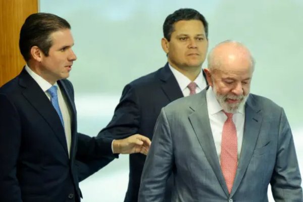 [Motta, Alcolumbre e outros integrantes do Centrão se reaproximam de Lula e evitam Flávio Bolsonaro ]