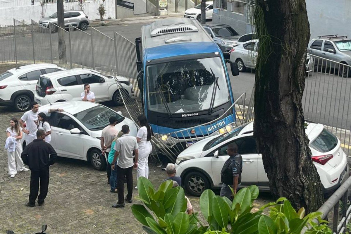 Busufba invade estacionamento da Faculdade de Odontologia e atinge veículos